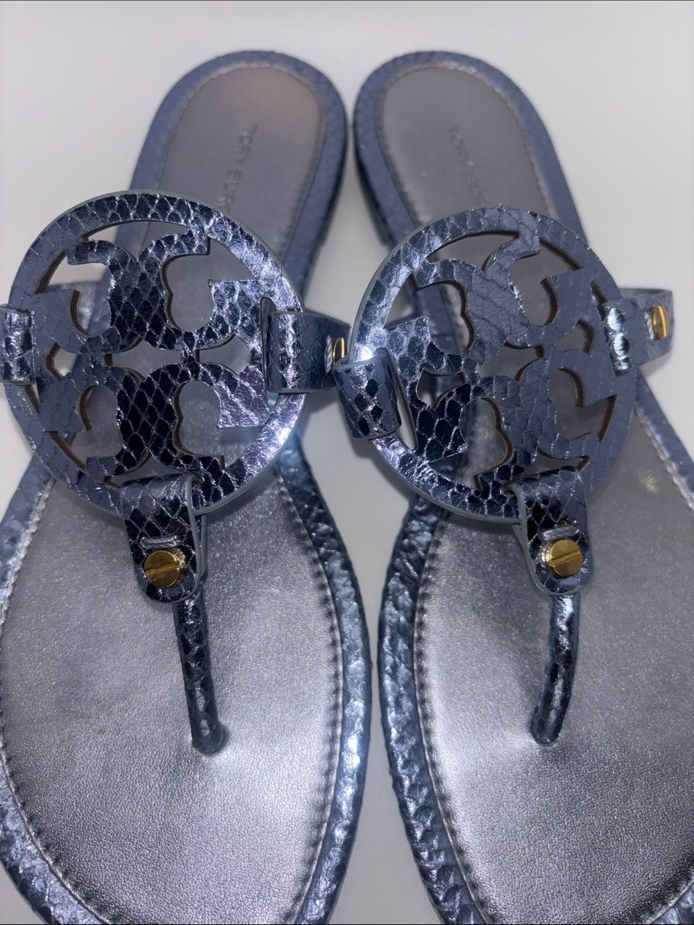 Tory Burch Metallic Navy Blue Logo Thong Sandals - Picture 4 of 11